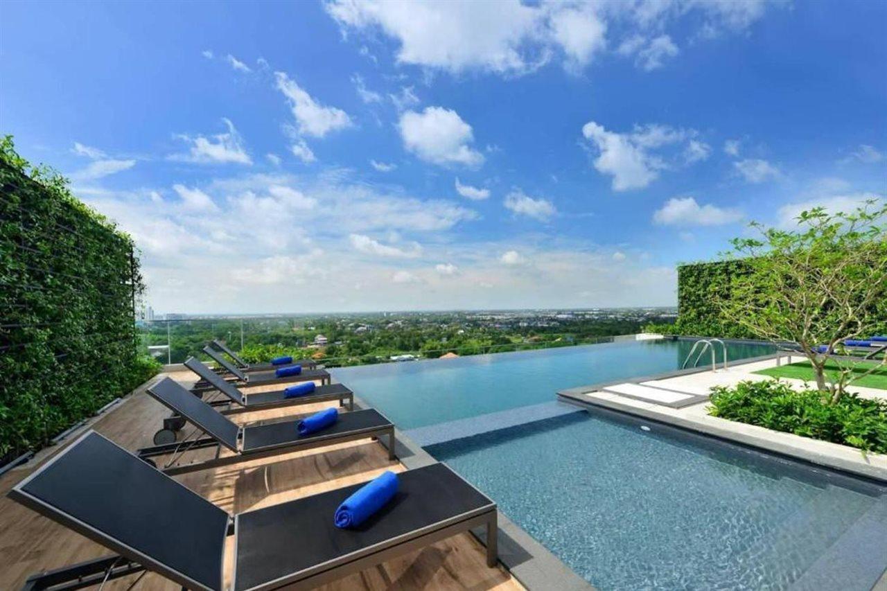 Centre Point Hotel Terminal21 Korat Nakhonratchasima Екстериор снимка Infinity pool at the hotel