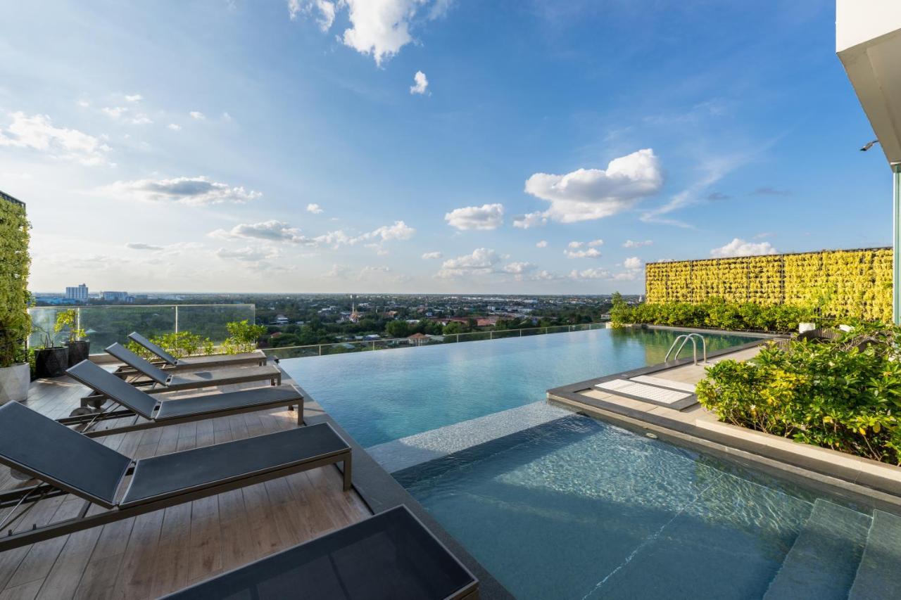 Centre Point Hotel Terminal21 Korat Nakhonratchasima Екстериор снимка Infinity pool at the rooftop