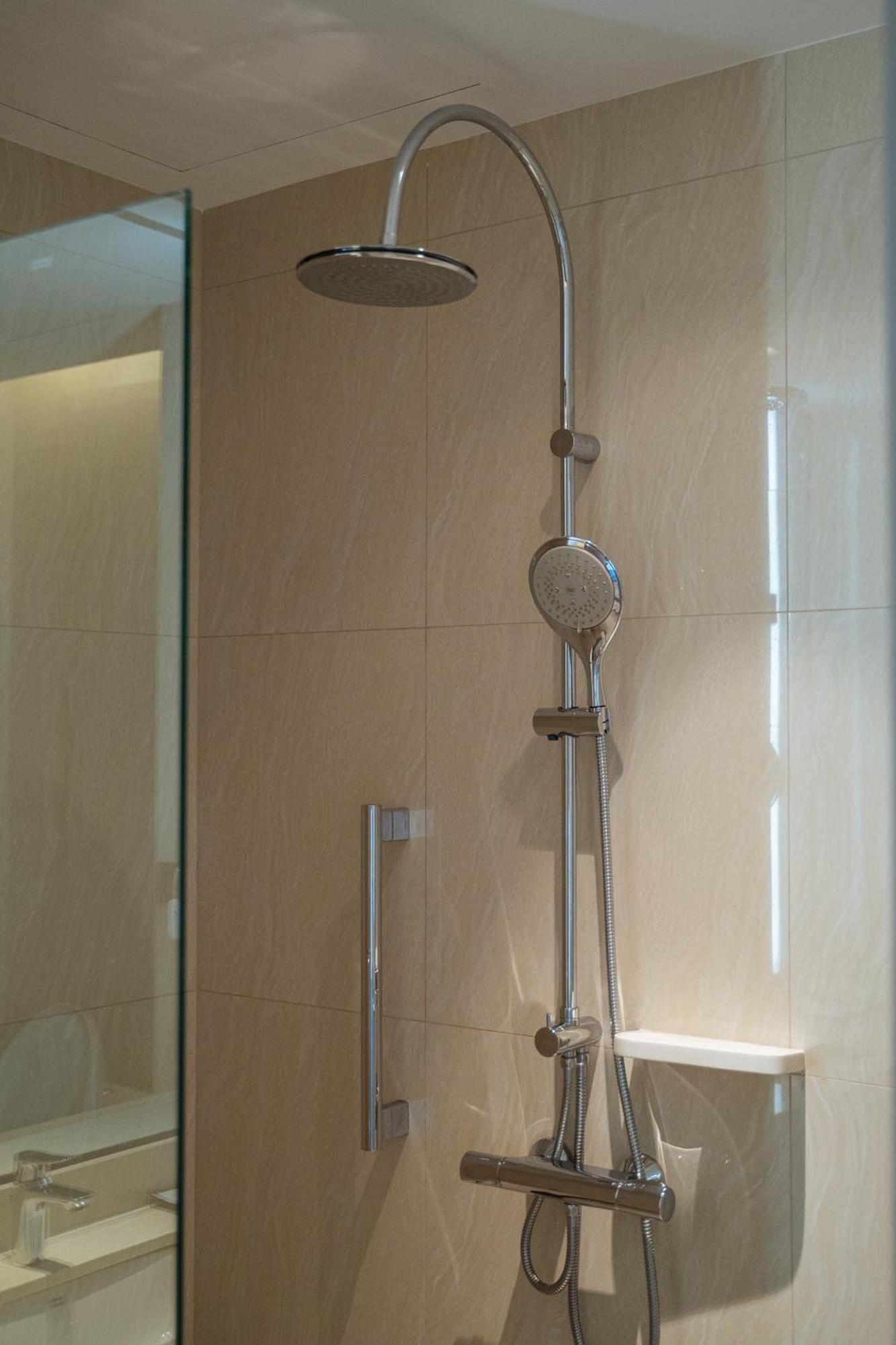 Centre Point Hotel Terminal21 Korat Nakhonratchasima Екстериор снимка A shower