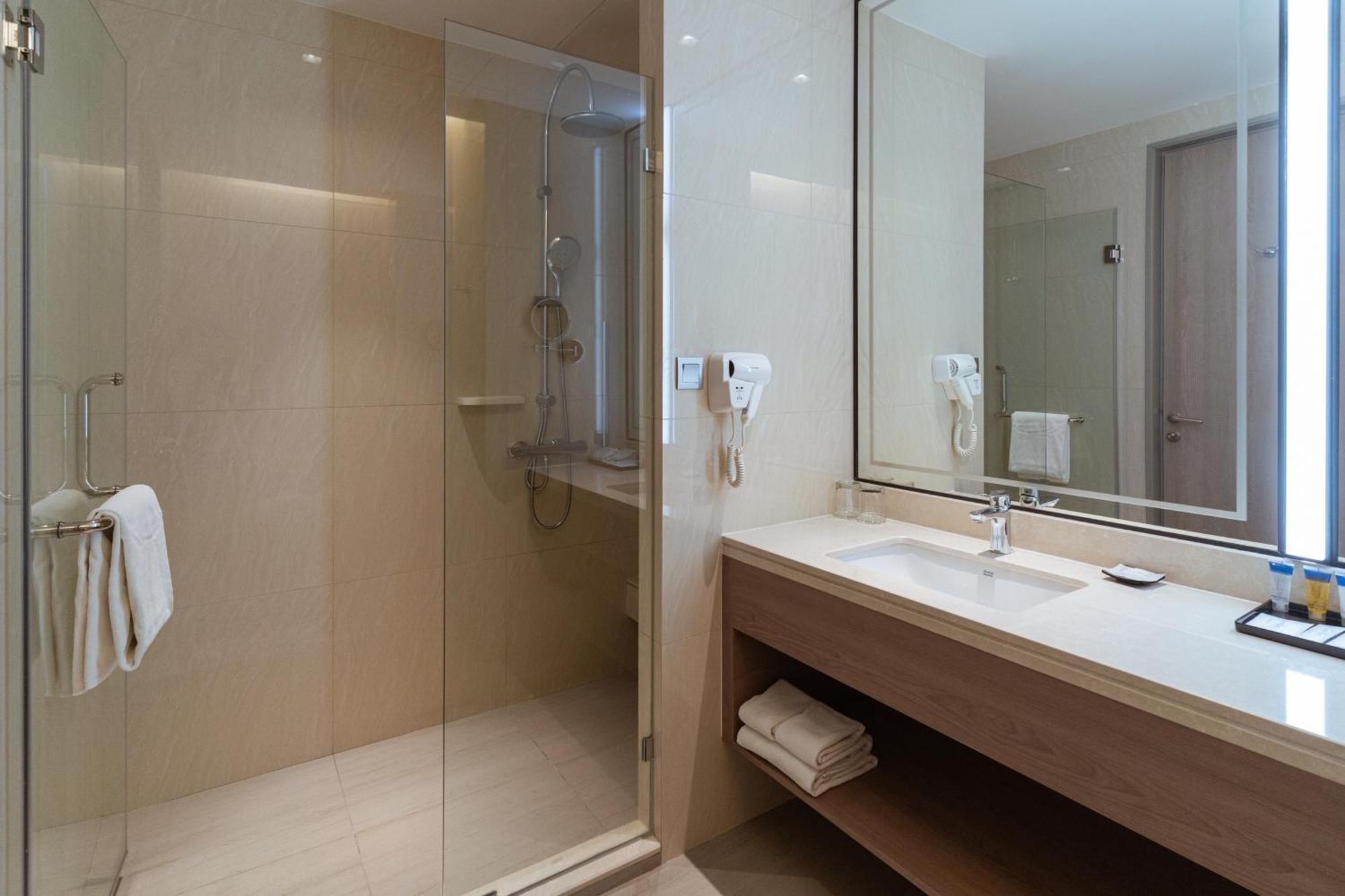Centre Point Hotel Terminal21 Korat Nakhonratchasima Екстериор снимка A shower enclosure in a hotel bathroom